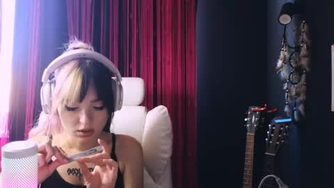 Snapshot of avi_nile chatting on June 4, 4:40 am Avriel online show from June 4, 4:40 am