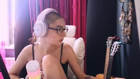 Snapshot of avi_nile chatting on June 11, 3:04 am Avriel online show from June 11, 3:04 am