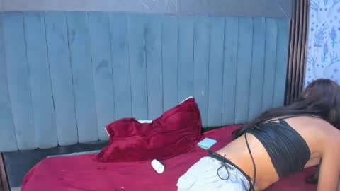 avi_thomsonn online show from February 13, 9:55 pm