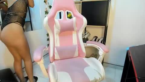 avi_thomsonn online show from February 14, 3:53 pm