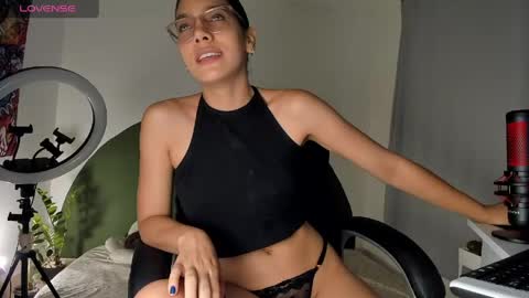 Snapshot of avis12_ chatting on April 16, 3:18 am Follow me Pvt and c2c is on online show from April 16, 3:18 am