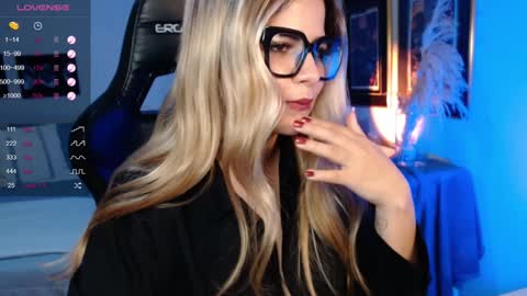 Snapshot of avrill_morgan chatting on December 16, 11:18 pm Avrill Morgan online show from December 16, 11:18 pm