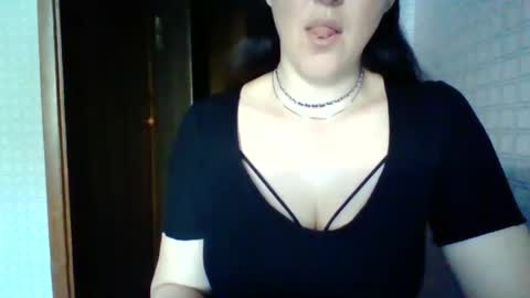 Snapshot of awesomeladyy chatting on May 17, 7:28 am awesomeladyy online show from May 17, 7:28 am