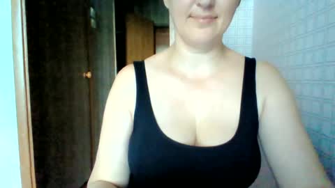 Snapshot of awesomeladyy chatting on June 23, 7:39 am awesomeladyy online show from June 23, 7:39 am