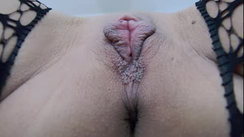 Snapshot of axarawilliams chatting on December 1, 9:25 am Alexa online show from December 1, 9:25 am