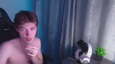 axel_0ne online show from June 4, 8:59 pm