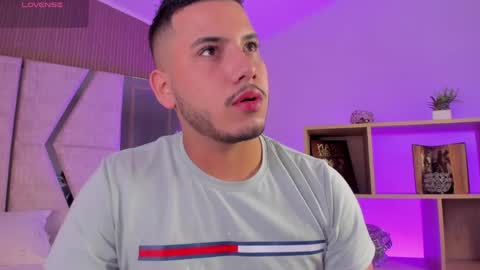 axel_grey_ online show from April 21, 12:44 pm