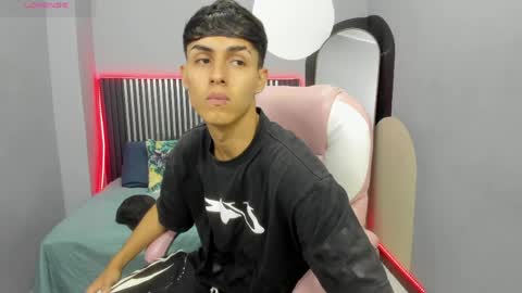 Snapshot of axel_mendoza_ chatting on June 3, 9:09 pm A X E L online show from June 3, 9:09 pm