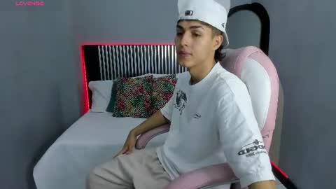 Snapshot of axel_mendoza_ chatting on June 24, 8:19 pm A X E L online show from June 24, 8:19 pm