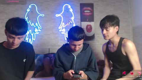 axel_milo_and_kairo online show from November 28, 9:39 pm