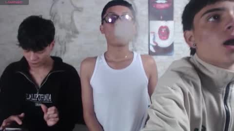 axel_milo_and_kairo online show from December 5, 4:32 am