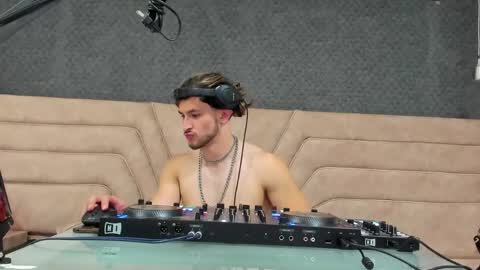 Axel  online show from April 25, 1:41 pm