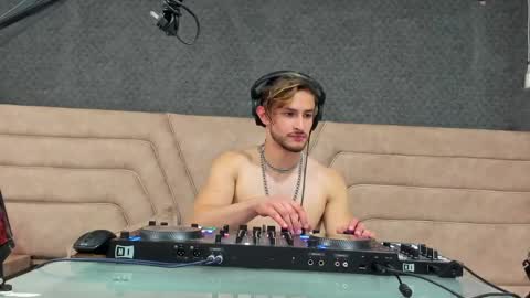 Axel  online show from May 18, 4:07 am