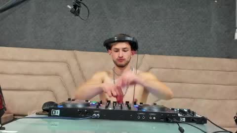 Axel  online show from May 22, 1:24 am