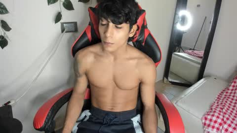 axel_rosse2 online show from November 14, 10:29 pm