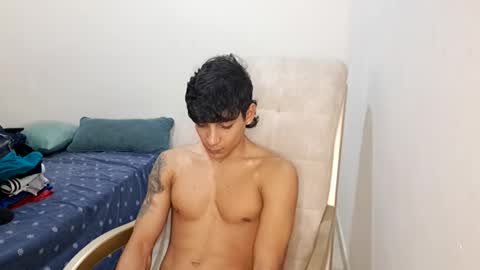 Snapshot of axel_rosse2 chatting on January 18, 7:01 am axel_rosse2 online show from January 18, 7:01 am