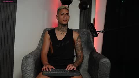 Snapshot of axel_villa chatting on December 14, 12:01 am Agustin online show from December 14, 12:01 am
