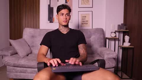 Snapshot of axel_villa chatting on October 2, 12:06 am Agustin online show from October 2, 12:06 am