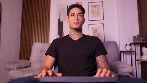 Snapshot of axel_villa chatting on October 2, 2:13 pm Agustin online show from October 2, 2:13 pm