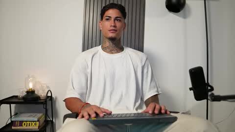 Snapshot of axel_villa chatting on October 9, 8:51 pm Agustin online show from October 9, 8:51 pm