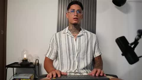 Snapshot of axel_villa chatting on October 24, 8:16 pm Agustin online show from October 24, 8:16 pm