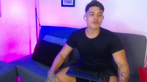 Snapshot of axell_dior chatting on January 18, 2:03 am axell online show from January 18, 2:03 am