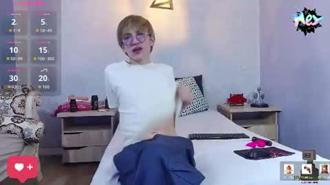 Snapshot of axell_stone chatting on July 8, 8:46 pm axell_stone online show from July 8, 8:46 pm