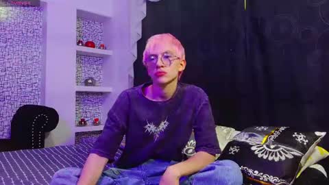 Snapshot of axell_stone chatting on July 17, 9:41 pm axell_stone online show from July 17, 9:41 pm