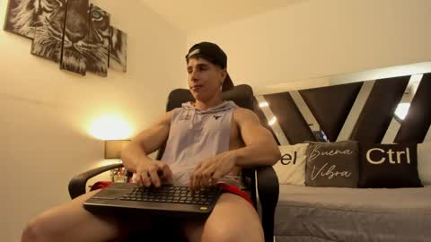Snapshot of axelmartinezz chatting on April 23, 9:39 pm axelmartinezz online show from April 23, 9:39 pm