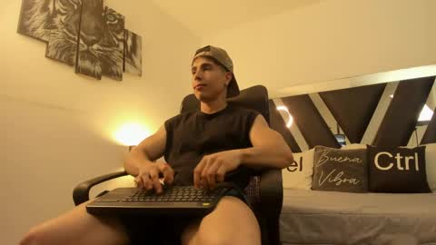 Snapshot of axelmartinezz chatting on May 4, 8:38 pm axelmartinezz online show from May 4, 8:38 pm