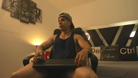 Snapshot of axelmartinezz chatting on May 5, 9:01 pm axelmartinezz online show from May 5, 9:01 pm