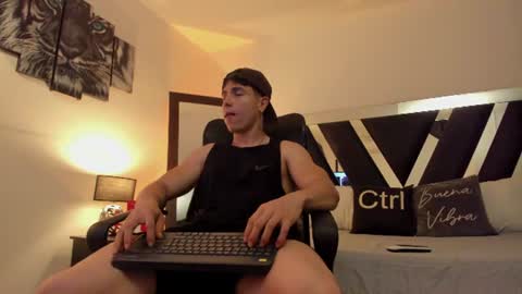 axelmartinezz online show from June 19, 9:51 pm
