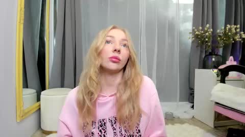 Snapshot of ayaye_ chatting on March 1, 7:32 am SundyRose online show from March 1, 7:32 am