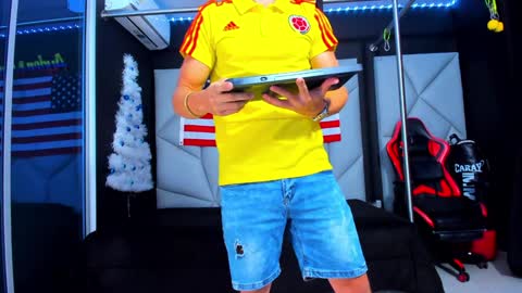 Snapshot of aydenmillerdom chatting on December 31, 1:08 pm Ayden Miller online show from December 31, 1:08 pm