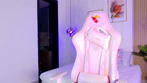 Ayleen online show from February 10, 1:15 pm