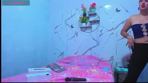 Snapshot of aymy2025 chatting on December 13, 11:21 pm Aymy online show from December 13, 11:21 pm