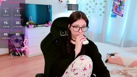 Snapshot of azaliya_haze chatting on May 2, 7:35 am Azaliya online show from May 2, 7:35 am