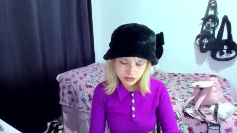 Azu Moure online show from November 23, 1:05 am