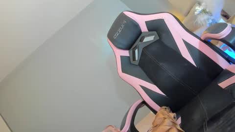 Snapshot of azumifox19 chatting on January 3, 7:27 am Nikka online show from January 3, 7:27 am