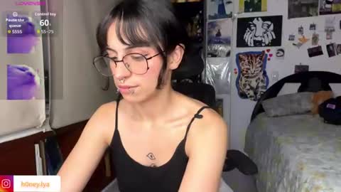 Snapshot of b0nnie_h0ney chatting on June 27, 1:54 am Lyanna online show from June 27, 1:54 am