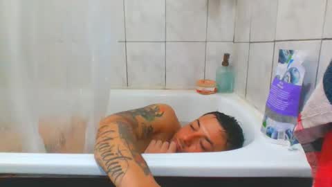 Snapshot of baadddboooy69 chatting on November 15, 7:10 pm baadddboooy69 online show from November 15, 7:10 pm