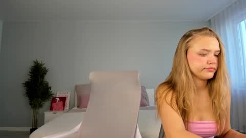 Snapshot of bab_boom chatting on October 18, 12:57 am Monica online show from October 18, 12:57 am