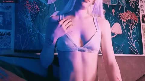 Snapshot of babe_moister chatting on September 23, 8:28 am babe_moister online show from September 23, 8:28 am
