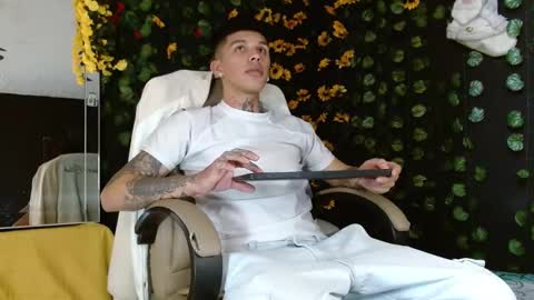 Snapshot of baby_gio chatting on December 17, 12:33 pm OF GxoXabs online show from December 17, 12:33 pm