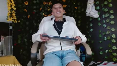 Snapshot of baby_gio chatting on December 22, 5:32 pm OF GxoXabs online show from December 22, 5:32 pm