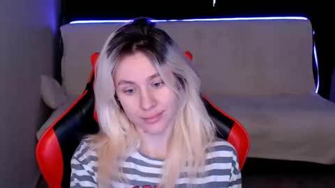 baby_kitte online show from December 8, 6:43 am