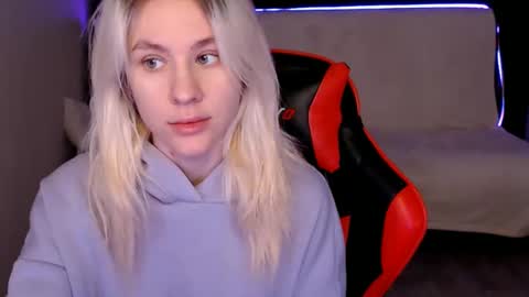 baby_kitte online show from December 9, 3:29 am