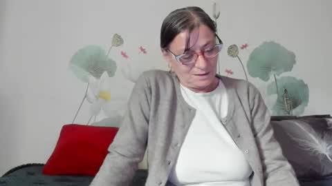 Snapshot of badgg chatting on October 6, 9:07 am Gina online show from October 6, 9:07 am