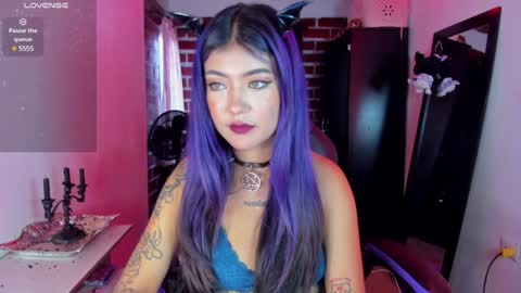 Snapshot of badkatyuska chatting on January 1, 10:24 pm Please help me to reach 100 thumbs up online show from January 1, 10:24 pm