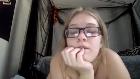 Snapshot of baeblondie chatting on February 25, 3:05 pm baeblondie online show from February 25, 3:05 pm